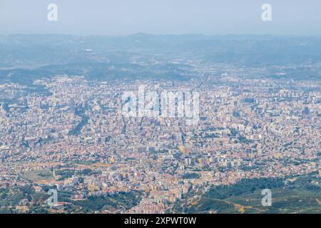 Une vue sur la capitale Tirana. Vu du mont Dajti, la plus haute montagne près de la ville avec une altitude de 1613 mètres et accessible avec Banque D'Images