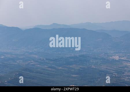 Le mont Dajti, surplombant la ville de Tirana, est l'une des montagnes les plus accessibles en téléphérique express d'Albanie. avec une altitude de 1 613 mètres Banque D'Images