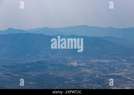 Le mont Dajti, surplombant la ville de Tirana, est l'une des montagnes les plus accessibles en téléphérique express d'Albanie. avec une altitude de 1 613 mètres Banque D'Images