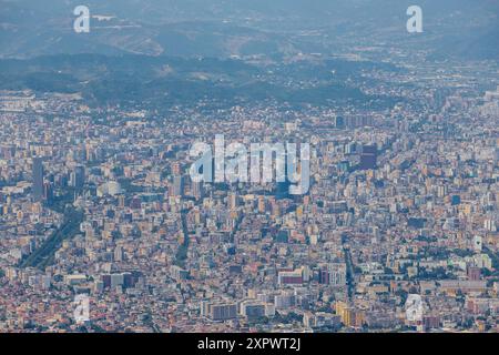 Une vue sur la capitale Tirana. Vu du mont Dajti, la plus haute montagne près de la ville avec une altitude de 1613 mètres et accessible avec Banque D'Images