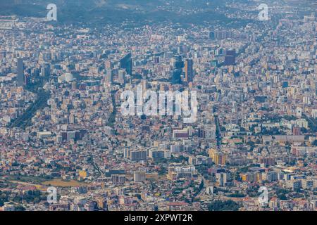 Une vue sur la capitale Tirana. Vu du mont Dajti, la plus haute montagne près de la ville avec une altitude de 1613 mètres et accessible avec Banque D'Images