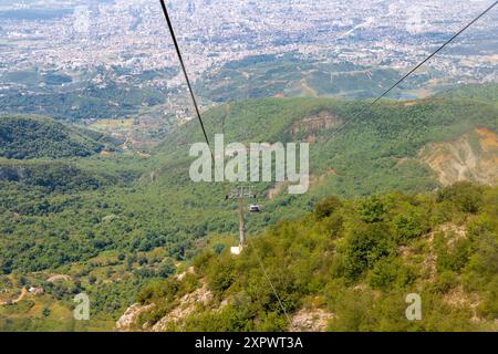 Le mont Dajti, surplombant la ville de Tirana, est l'une des montagnes les plus accessibles en téléphérique express d'Albanie. avec une altitude de 1 613 mètres Banque D'Images