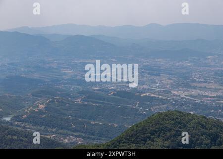 Le mont Dajti, surplombant la ville de Tirana, est l'une des montagnes les plus accessibles en téléphérique express d'Albanie. avec une altitude de 1 613 mètres Banque D'Images