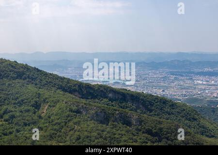 Le mont Dajti, surplombant la ville de Tirana, est l'une des montagnes les plus accessibles en téléphérique express d'Albanie. avec une altitude de 1 613 mètres Banque D'Images