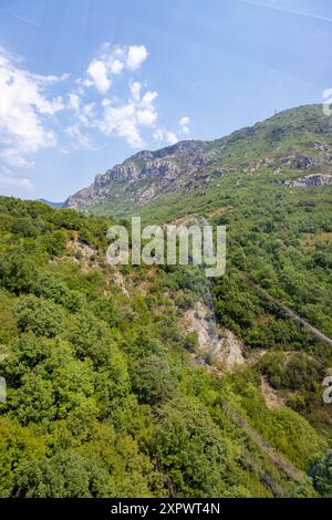 Le mont Dajti, surplombant la ville de Tirana, est l'une des montagnes les plus accessibles en téléphérique express d'Albanie. avec une altitude de 1 613 mètres Banque D'Images