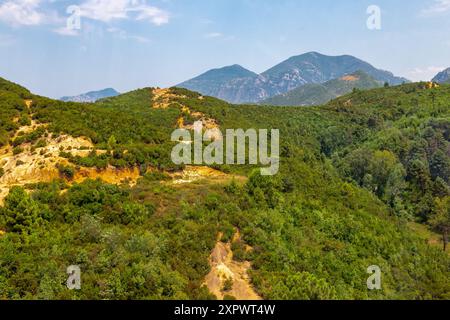 Le mont Dajti, surplombant la ville de Tirana, est l'une des montagnes les plus accessibles en téléphérique express d'Albanie. avec une altitude de 1 613 mètres Banque D'Images