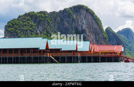 Vue du village de pêcheurs de l'île de Koh Panyee Nga, Thaïlande Phuket, par une journée ensoleillée. Belles maisons thaïlandaises traditionnelles avec montagne et ciel bleu avec clou Banque D'Images