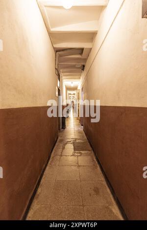 Un énorme bunker de cinq étages construit par le dictateur communiste d'Albanie au cœur de Tirana, qui a été construit par l'ancien dictateur Enver Hoxha. Banque D'Images