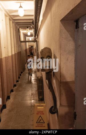 Énorme bunker de cinq étages construit par le dictateur communiste d'Albanie au cœur de Tirana, qui a été construit par l'ancien dictateur Enver Hoxha. Banque D'Images