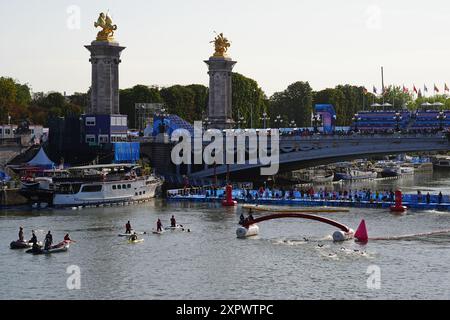 Les compétitrices du marathon féminin de 10 km nagent au Pont Alexandre III le treizième jour des Jeux Olympiques de Paris 2024 en France. Date de la photo : jeudi 8 août 2024. Banque D'Images