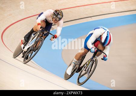 Rayan Helal (FRA) et Kaiya Ota (JPN), Men&#39;s Sprint, 1/16 finales repéchages lors des Jeux Olympiques de Paris 2024 le 7 août 2024 au Vélodrome national de Saint-Quentin-en-Yvelines, France Banque D'Images