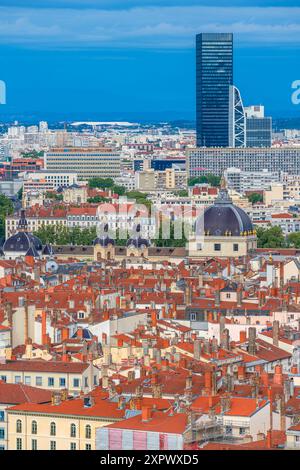 Vue sur les toits emblématiques avec les tuiles oranges de la ville de Lyon, France Banque D'Images