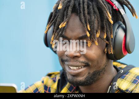 portrait d'un jeune africain avec des écouteurs Banque D'Images