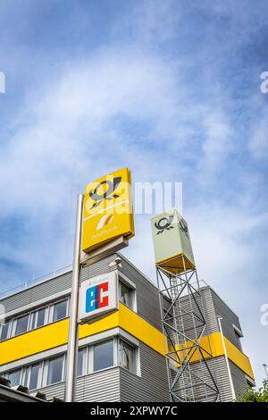 Ludwigshafen, Allemagne - 29 juin 2024 : logos de Deutsche Postbank et Deutsche Post sur leur bureau local. Service postal allemand Banque D'Images