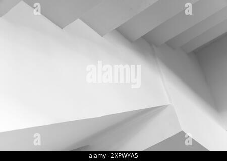 Image de fond d'architecture abstraite. Escaliers blancs, détails intérieurs vides, photo noir et blanc Banque D'Images
