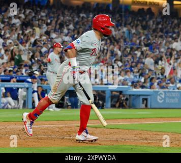 Los Angeles, États-Unis. 07 août 2024. Philadelphia Phillies DH Kyle Schwarber frappe un changement en deux temps pour un home run décisif de trois points contre Los Angeles Dodger relieverJoe Kelly en sixième manche au Dodger Stadium de Los Angeles le mercredi 7 août 2024. C'était le point culminant de l'explosion de Schwarber, quatre pour quatre, sept RBI. Photo de Jim Ruymen/UPI crédit : UPI/Alamy Live News Banque D'Images