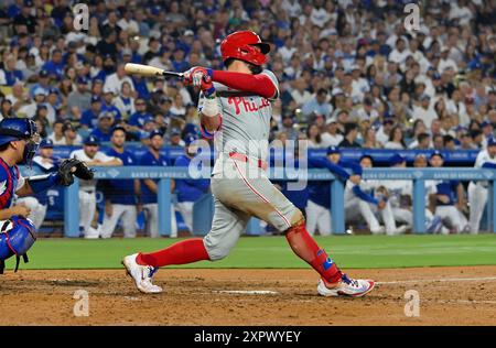 Los Angeles, États-Unis. 07 août 2024. Philadelphia Phillies DH Kyle Schwarber frappe un changement en deux temps pour un home run décisif de trois points contre Los Angeles Dodger relieverJoe Kelly en sixième manche au Dodger Stadium de Los Angeles le mercredi 7 août 2024. C'était le point culminant de l'explosion de Schwarber, quatre pour quatre, sept RBI. Photo de Jim Ruymen/UPI crédit : UPI/Alamy Live News Banque D'Images