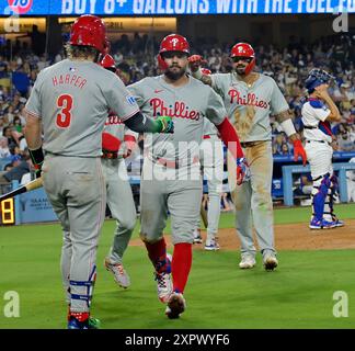 Los Angeles, États-Unis. 07 août 2024. Philadelphia Phillies DH Kyle Schwarber (C) célèbre avec ses coéquipiers après avoir frappé un changement en deux temps pour un circuit décisif de trois points contre Los Angeles Dodger RelevJoe Kelly en sixième manche au Dodger Stadium de Los Angeles le mercredi 7 août 2024. C'était le point culminant de l'explosion de Schwarber, quatre pour quatre, sept RBI. Photo de Jim Ruymen/UPI crédit : UPI/Alamy Live News Banque D'Images