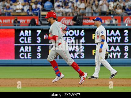 Los Angeles, États-Unis. 07 août 2024. Philadelphia Phillies DH Kyle Schwarber fait le tour des bases après avoir frappé un changement en deux temps pour un circuit décisif de trois points contre Los Angeles Dodger relieverJoe Kelly en sixième manche au Dodger Stadium de Los Angeles le mercredi 7 août 2024. C'était le point culminant de l'explosion de Schwarber, quatre pour quatre, sept RBI. Photo de Jim Ruymen/UPI crédit : UPI/Alamy Live News Banque D'Images