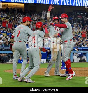 Los Angeles, États-Unis. 07 août 2024. Philadelphia Phillies DH Kyle Schwarber (R) célèbre avec ses coéquipiers après avoir frappé un changement en deux temps pour un circuit décisif de trois points contre Los Angeles Dodger RelevJoe Kelly en sixième manche au Dodger Stadium de Los Angeles le mercredi 7 août 2024. C'était le point culminant de l'explosion de Schwarber, quatre pour quatre, sept RBI. Photo de Jim Ruymen/UPI crédit : UPI/Alamy Live News Banque D'Images