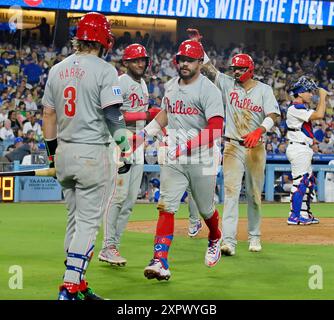 Los Angeles, États-Unis. 07 août 2024. Philadelphia Phillies DH Kyle Schwarber (C) célèbre avec ses coéquipiers après avoir frappé un changement en deux temps pour un circuit décisif de trois points contre Los Angeles Dodger RelevJoe Kelly en sixième manche au Dodger Stadium de Los Angeles le mercredi 7 août 2024. C'était le point culminant de l'explosion de Schwarber, quatre pour quatre, sept RBI. Photo de Jim Ruymen/UPI crédit : UPI/Alamy Live News Banque D'Images