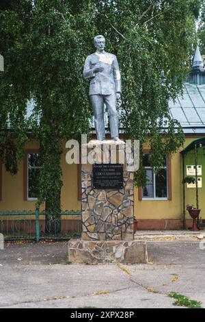 SARATOV, Russie, 1er août 2024 : monument à l'homme politique soviétique. Inscription sur la plaque commémorative : Joseph Vissarionovitch Staline (Dzhuga Banque D'Images