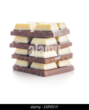 Barres de chocolat noir clair blanc isolées sur un fond blanc. Banque D'Images