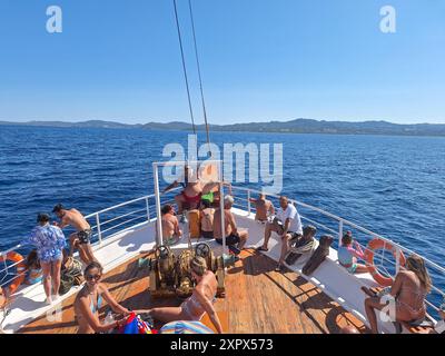 Personnes en vacances croisière à travers la mer Égée : Summertime Vibes. 8,1. 2024 Sithonia Grèce Banque D'Images