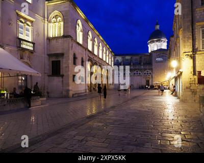 Le Palais des Recteurs avec la cathédrale de Dubrovnik au loin au crépuscule Dubrovnik Dalmatie Croatie Banque D'Images