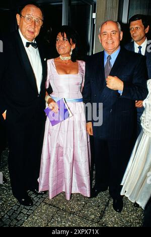 Bundesaussenminister Hans-Dietrich Genscher, Unternehmerin Regine Sixt und der sowjetische Staats- und Parteichef Michail Gorbatschow beim Staatsbesuch in Bonn, 1989. Banque D'Images