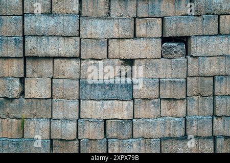 Blocs de pavage en béton empilés sur le chantier de construction, le fond et la texture Banque D'Images