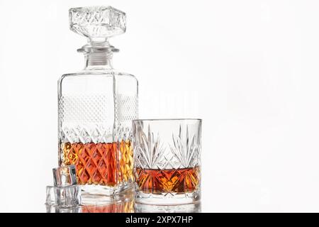Scotch avec glaçons en verre. Boisson alcoolisée. Banque D'Images