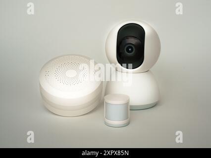 Appareils domestiques intelligents sur fond blanc. Détecteur de mouvement de porte de haut-parleur de webcam de sécurité. SYSTEME D'automatisation de commande a distance Banque D'Images