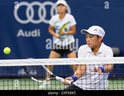 Toronto, Canada. 7 août 2024. Jiang Xinyu (avant)/Wu Fang-Hsien s'affrontent lors de la deuxième ronde de double féminin entre Jiang Xinyu (Chine)/Wu Fang-Hsien (Taipei chinois) et Lyudmyla Kichenok (Ukraine)/Jelena Ostapenko (Lettonie) au tournoi de tennis de la Banque nationale 2024 à Toronto, Canada, le 7 août 2024. Crédit : Zou Zheng/Xinhua/Alamy Live News Banque D'Images