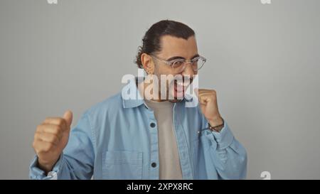 Jeune homme hispanique avec moustache célébrant sur un fond blanc isolé Banque D'Images