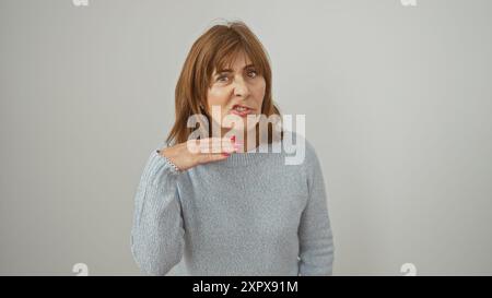 Femme d'âge moyen avec geste de la main isolé sur fond blanc Banque D'Images