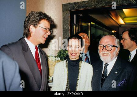 Kino-Unternehmer Hans-Joachim Flebbe mit Geraldine Chaplin und Regisseur Sir Richard Attenborough BEI der Kinopremiere des films : Chaplin, 1992. Banque D'Images