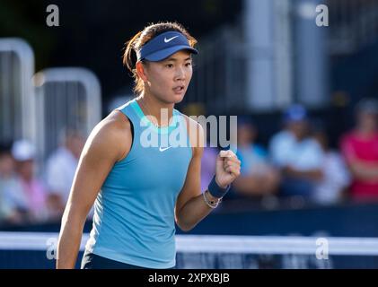 Toronto, Canada. 7 août 2024. Yuan Yue, de Chine, célèbre après avoir marqué lors de la première ronde du match féminin en simple entre Yuan Yue, de Chine, et Cristina Bucsa, d'Espagne, au tournoi de tennis de l'Open de la Banque nationale 2024 à Toronto, Canada, le 7 août 2024. Crédit : Zou Zheng/Xinhua/Alamy Live News Banque D'Images