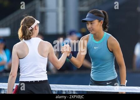 Toronto, Canada. 7 août 2024. Yuan Yue (R), de Chine, serre la main à Cristina Bucsa, d'Espagne, après leur première ronde de match féminin en simple au tournoi de tennis de l'Open de la Banque nationale 2024 à Toronto, Canada, le 7 août 2024. Crédit : Zou Zheng/Xinhua/Alamy Live News Banque D'Images