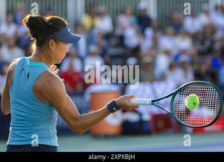 Toronto, Canada. 7 août 2024. Yuan Yue, de Chine, participe à la première ronde du match féminin en simple entre Yuan Yue, de Chine, et Cristina Bucsa, d'Espagne, au tournoi de tennis de l'Open de la Banque nationale 2024 à Toronto, Canada, le 7 août 2024. Crédit : Zou Zheng/Xinhua/Alamy Live News Banque D'Images