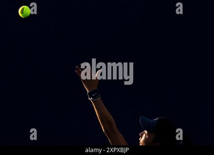 Toronto, Canada. 7 août 2024. Yuan Yue, de Chine, participe à la première ronde du match féminin en simple entre Yuan Yue, de Chine, et Cristina Bucsa, d'Espagne, au tournoi de tennis de l'Open de la Banque nationale 2024 à Toronto, Canada, le 7 août 2024. Crédit : Zou Zheng/Xinhua/Alamy Live News Banque D'Images
