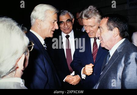 Richard von Weizsäcker in Israel 1985, Bild : Richard von Weizsäcker im Gespräch mit Samy Gogol, rechts. Banque D'Images