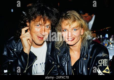 Wolfgang Niedecken, Sänger der Kölschrock Band BAP, mit seiner zweiten Ehefrau, Fotografin Tina Golemiewski, vers 1994. Banque D'Images