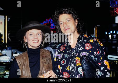 Wolfgang Niedecken, Sänger der Kölschrock Band BAP, mit seiner zweiten Ehefrau, Fotografin Tina Golemiewski, vers 1994. Banque D'Images