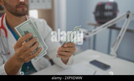 Bel homme barbu dans un hôpital comptant des billets d'un dollar dans une clinique intérieure. Banque D'Images