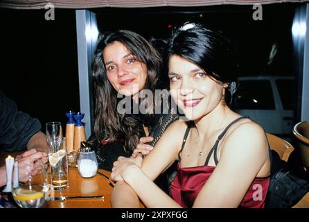 Regisseurin Katja von Garnier mit Jasmin Tabatabai, Darstellerin im film : Late Show, BEI der Filmpremiere von Helmut Dietls Late Show, 1999. Banque D'Images