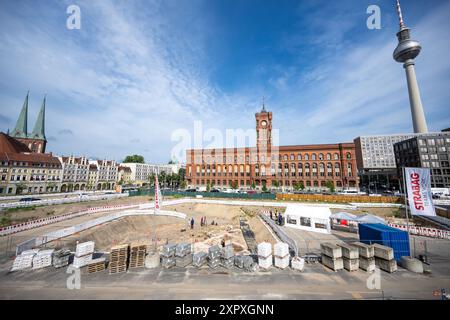 Berlin, Allemagne. 08 août 2024. En face des Rotes Rathaus sur Molkenmarkt, il y a une fosse dans laquelle des objets de diverses époques, du moyen âge aux temps modernes, ont été trouvés et documentés lors de fouilles archéologiques. Crédit : Christophe Gateau/dpa/Alamy Live News Banque D'Images