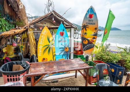 Planches de surf colorées devant le bar et restaurant Frandy Beach à Batu Ferringhi à Penang, Malaisie Banque D'Images