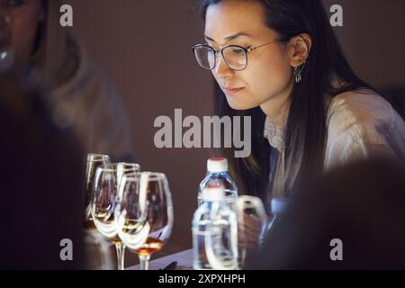 Sommelier féminin prêt pour une dégustation de vin aveugle à Une table bien fixée Banque D'Images