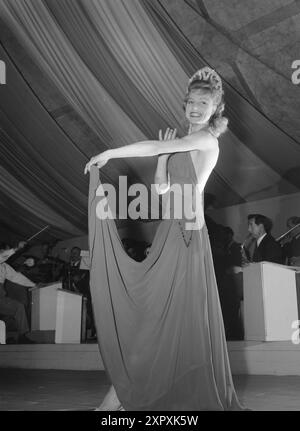 Current 1948 : femmes qui dirigent des doubles livesfemmes qui travaillent à double emploi. Elles participent à la vie professionnelle et sont aussi des ménagères. Pour la danseuse Mme Ellen Sæther, le ménage n’est pas non plus un lit de roses. Elle s'entraîne pendant quelques heures chaque matin et se produit le soir. Comme la plupart des autres ménagères, elle passe le reste de la journée debout dans les files d'attente, lavant les planchers et cuisinant. La fille de trois ans est maintenant avec une tante du parc, mais quand elle était plus petite, des tantes ou des grands-mères aimables ont été mobilisées comme nounous. Son mari est une bonne «aide aux enfants» s'il n'a pas la soirée occupée avec & pl Banque D'Images